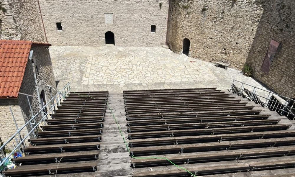Άρτα: Στον «αέρα» στέκεται η κερκίδα στο Θεατράκι του Κάστρου